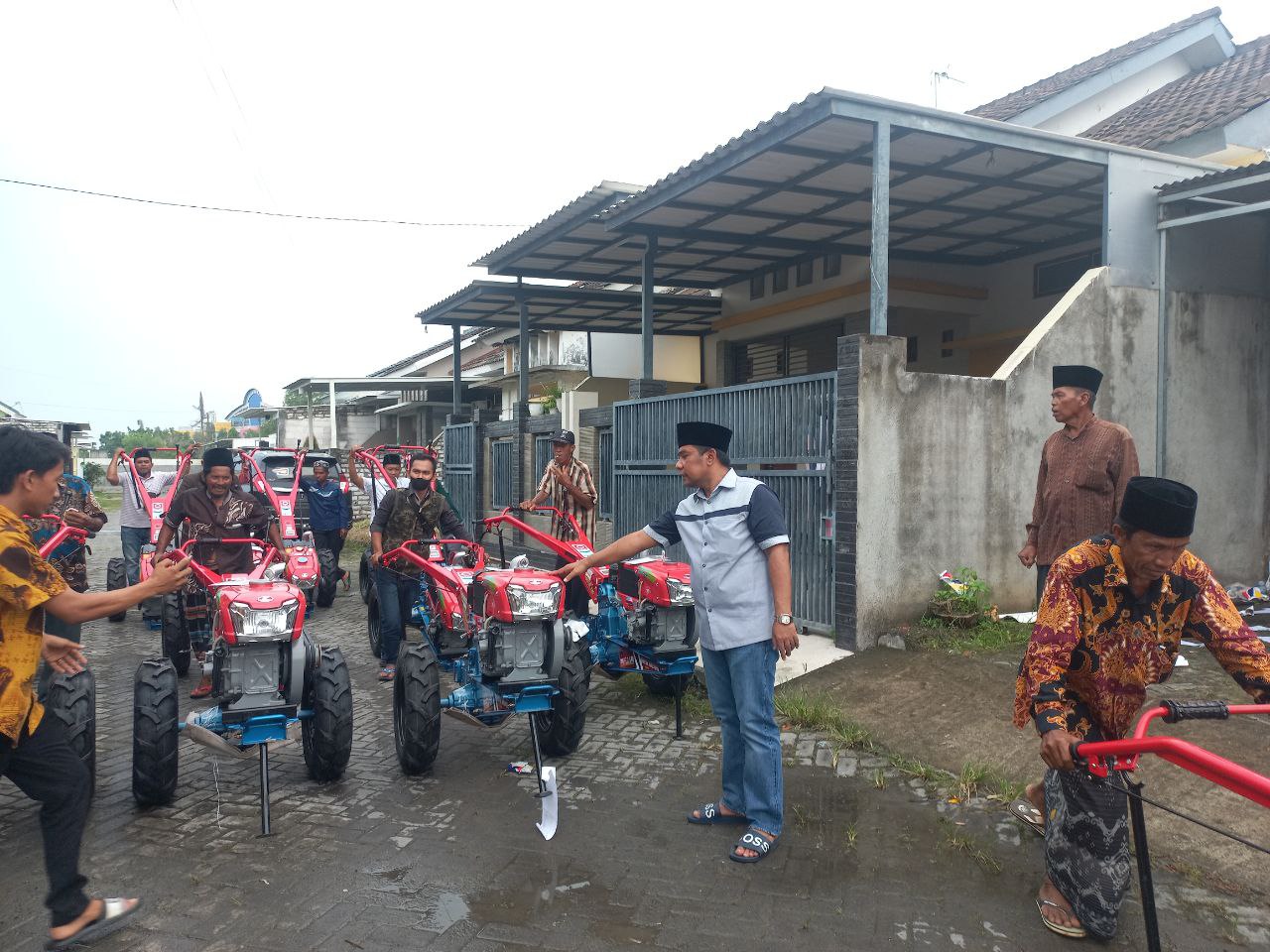 Sejahterakan Petani, Mahfud S,Ag Salurkan Alsintan