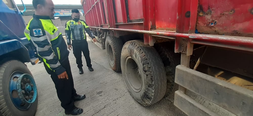 Tergelincir Saat Menyalip , Lalu Jatuh, Penumpang Vario Honda Tewas Terlindas Ban Truck ﻿
