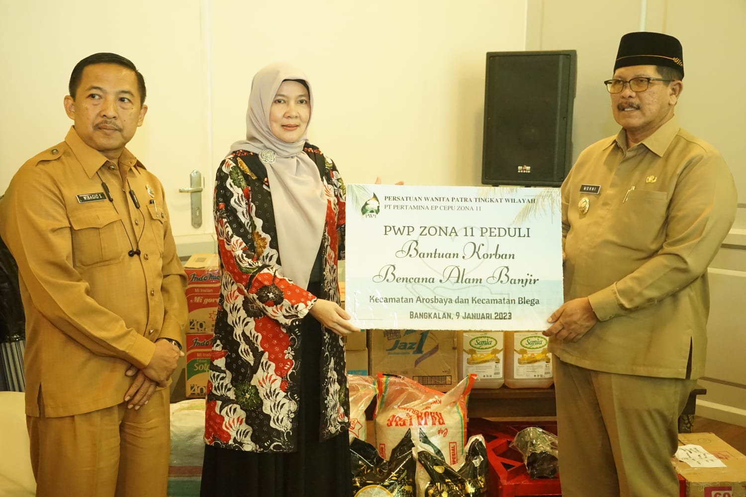 Bantu Korban Banjir Blega dan Arosbaya, SKK Migas- PHE WMO Serahkan Bantuan Sembako