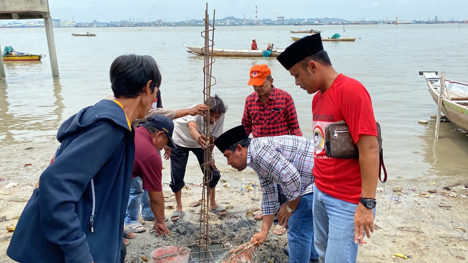 Dengar Sulitnya  Warga Tajungan Berobat Naik Kapal, Mahfud S.Ag Bangunkan Dermaga