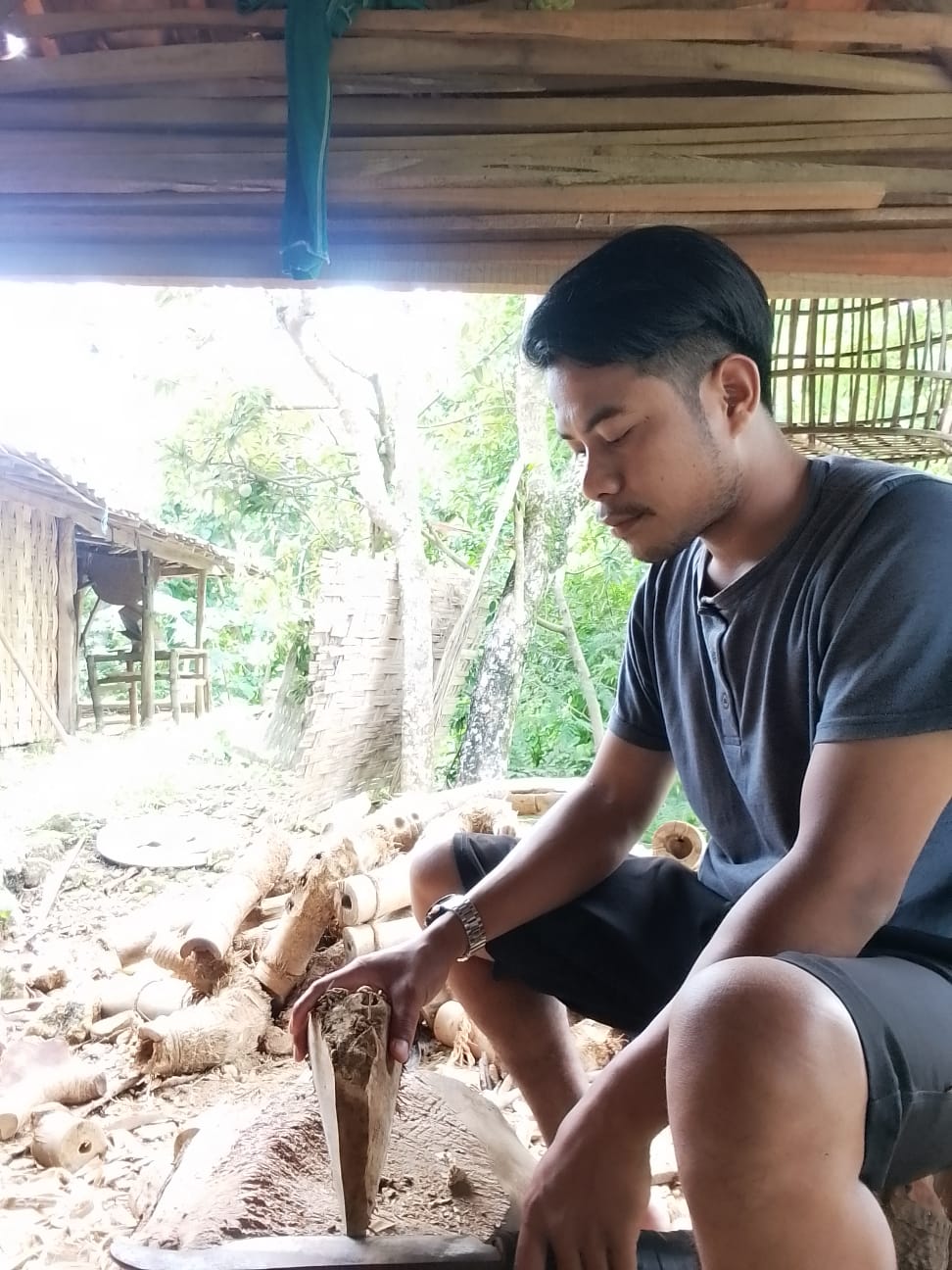 Kisah Ismail, Mahasiswa Bangkalan, Sulap Batang Bambu Jadi Ulekan