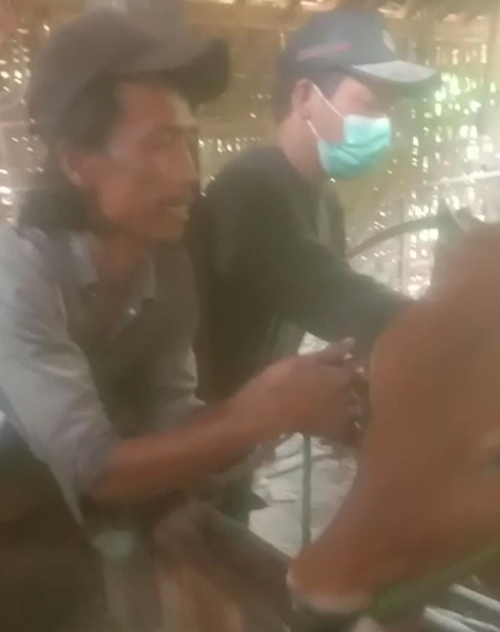 Dapat Kabar Sapi Peternak Terserang PMK, Petugas Ternak Galis Langsung Beri Penanganan