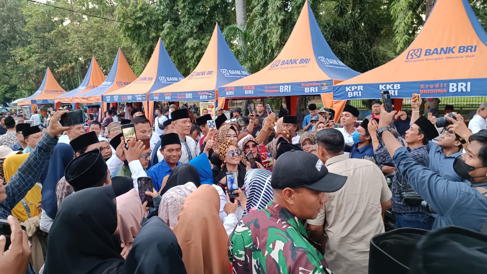 Ke Bazar Takjil di Bangkalan, AHY Beli Kue Pukis Favoritnya