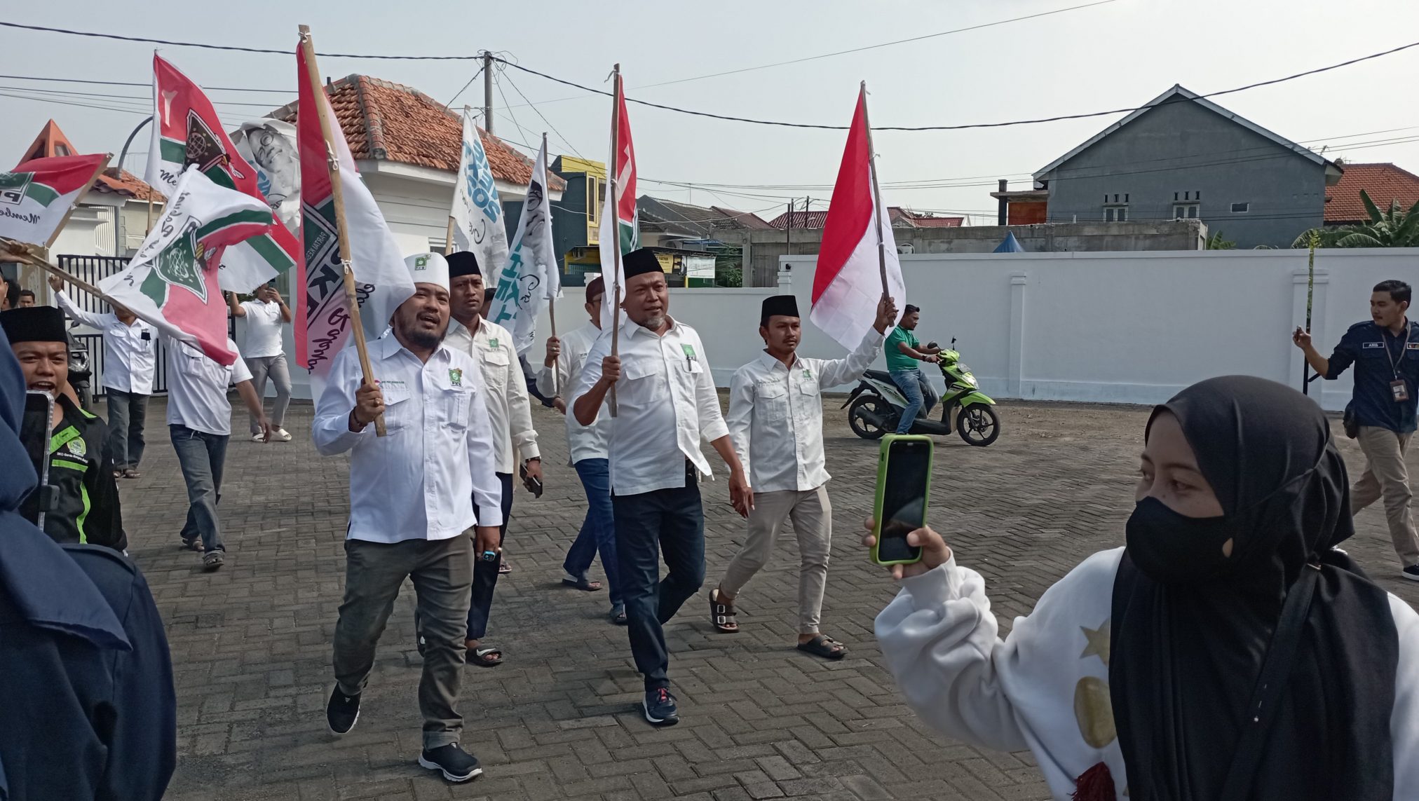 Jalan Kaki ke KPU, PKB Bangkalan Daftarkan 50 caleg