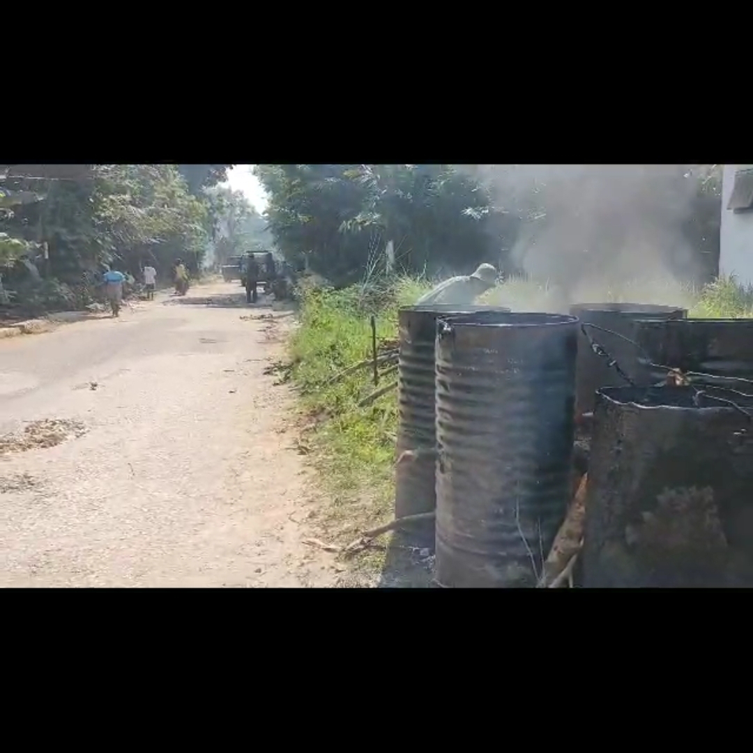 Miris, Kini Warga Bangkalan Sering Patungan Perbaiki Jalan Rusak
