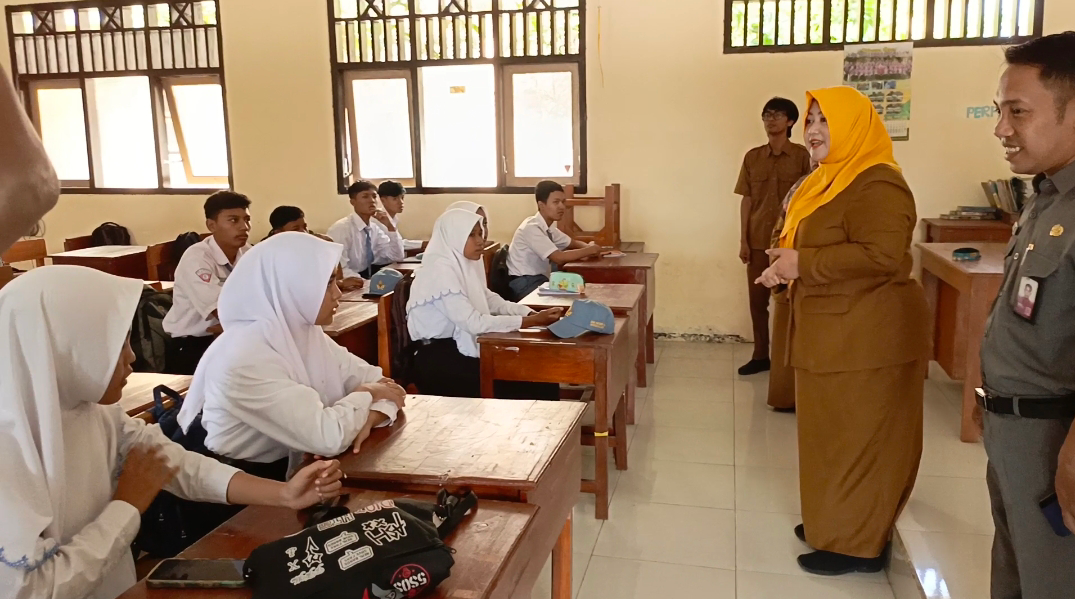 Siswa SMA di Bangkalan Pakai Celana Kebesaran, Ternyata Punya Sang Kakak