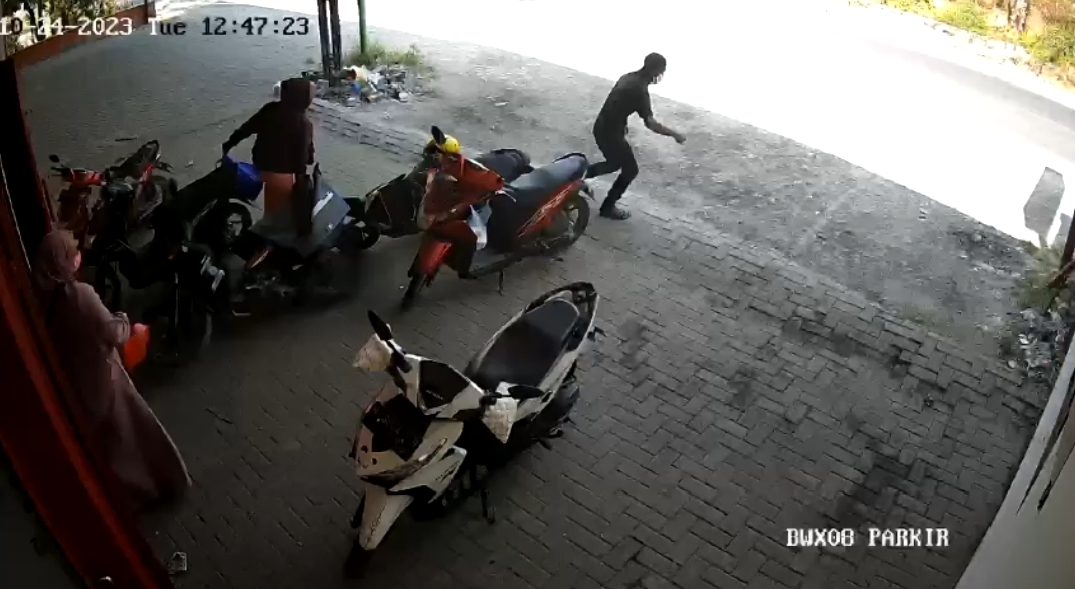 Digagalkan Emak-emak, Maling di Kamal Acungkan Jari Tengah