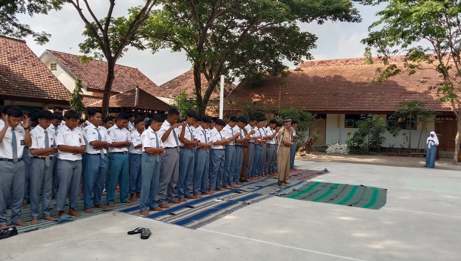 Tangis Pecah Saat Istighosah Untuk Palestina di SMAN 4 Bangkalan