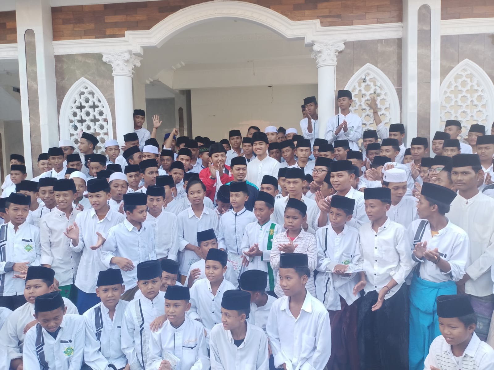 Ketum PSI, Kaesang Pangarep, Kunjungi Ponpes Asshomadiyah Bangkalan
