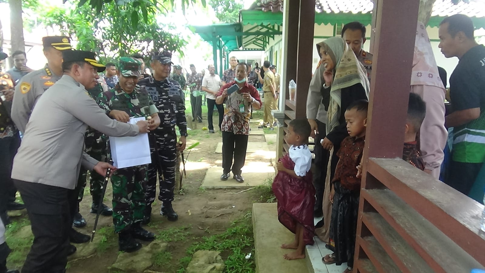 Ketika Danrem 084/BJ Ikut Menenangkan Bocah-bocah yang Menjerit Saat Khitan Massal di Bangkalan