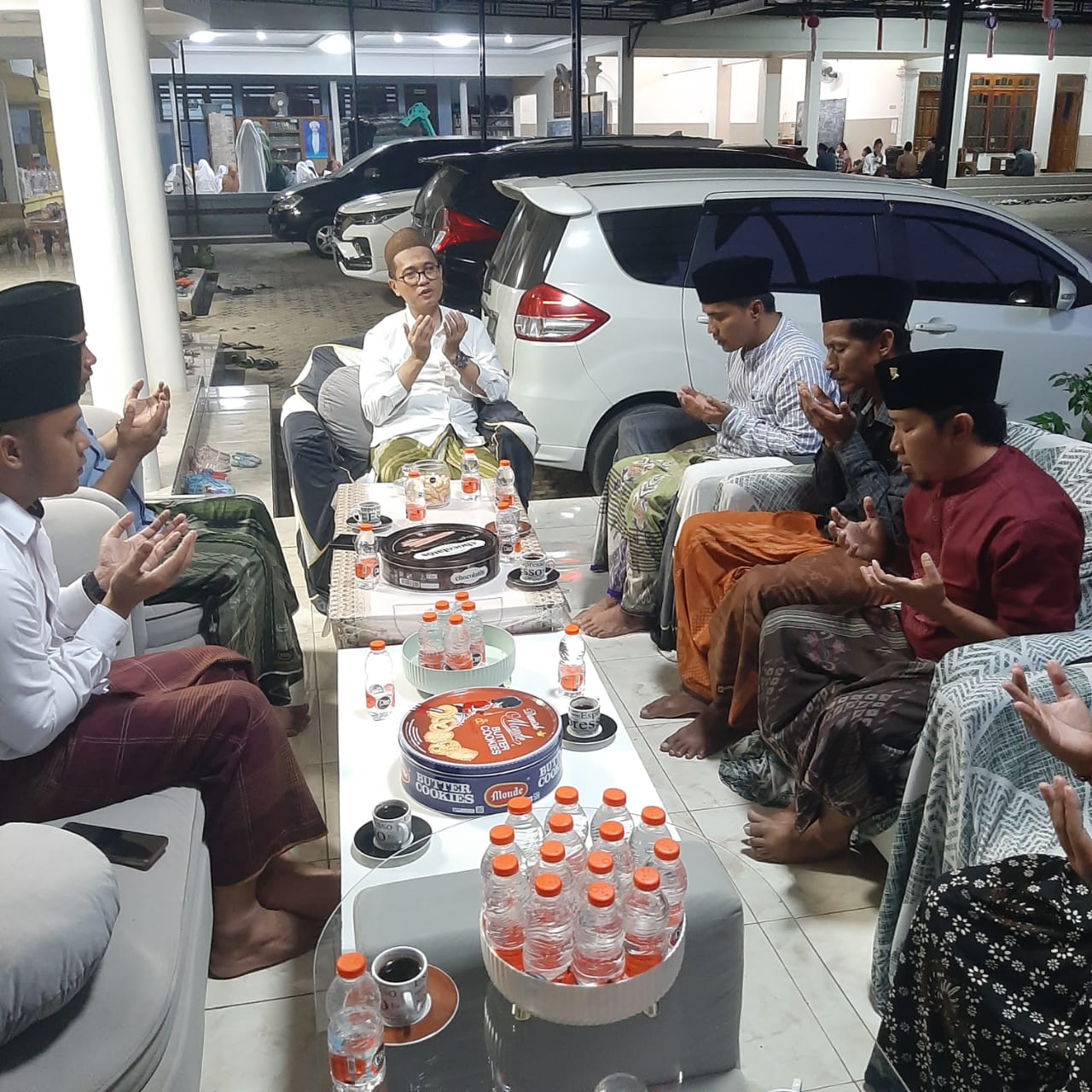 Nyalon Bupati Bangkalan, Lukman Hakim Minta Doa Kepada Gurunya