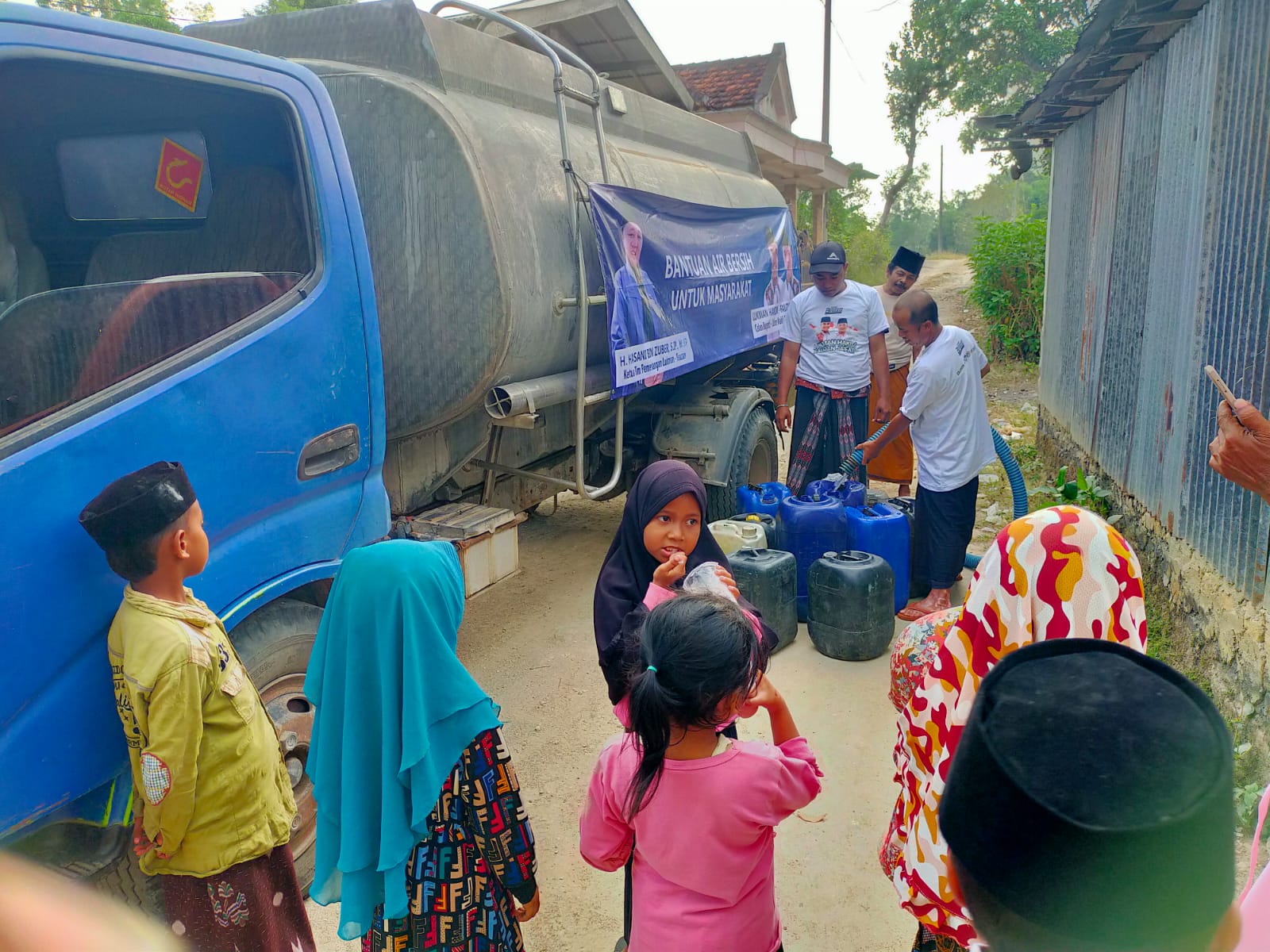 Tim Pemenangan Paslon ManFaat Salurkan Air Bersih di Desa Batangan, Lora Hasani Instruksi ini ke Relawan
