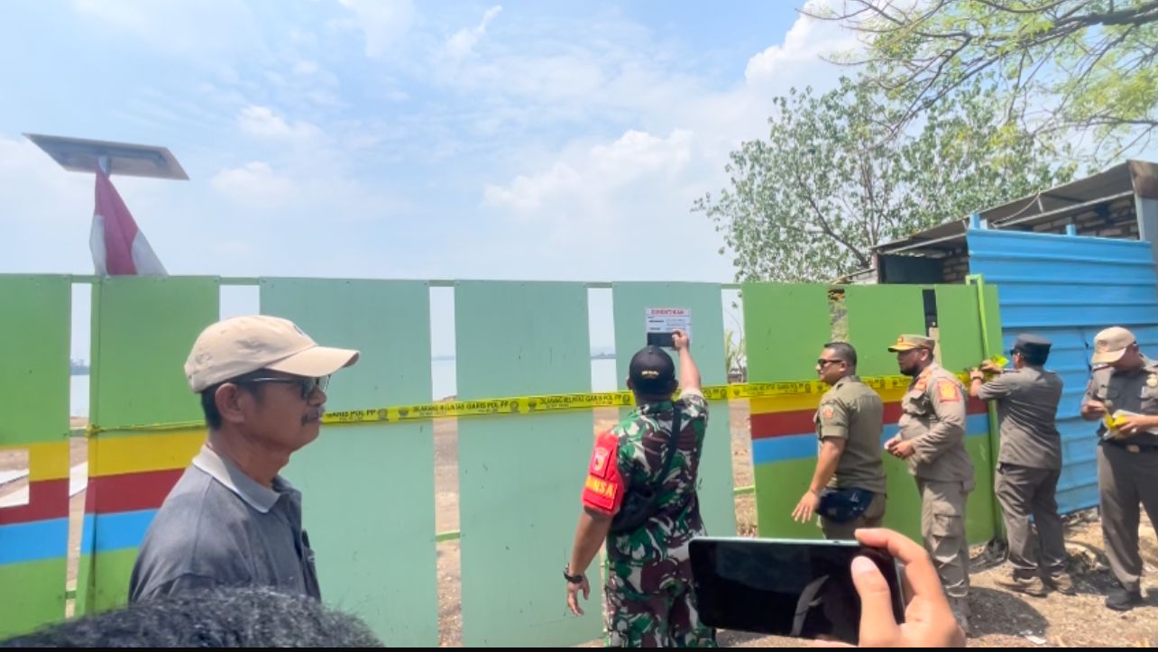 Aktivitas Pemotongan Kapal di Tanjung Jati  Kamal Distop