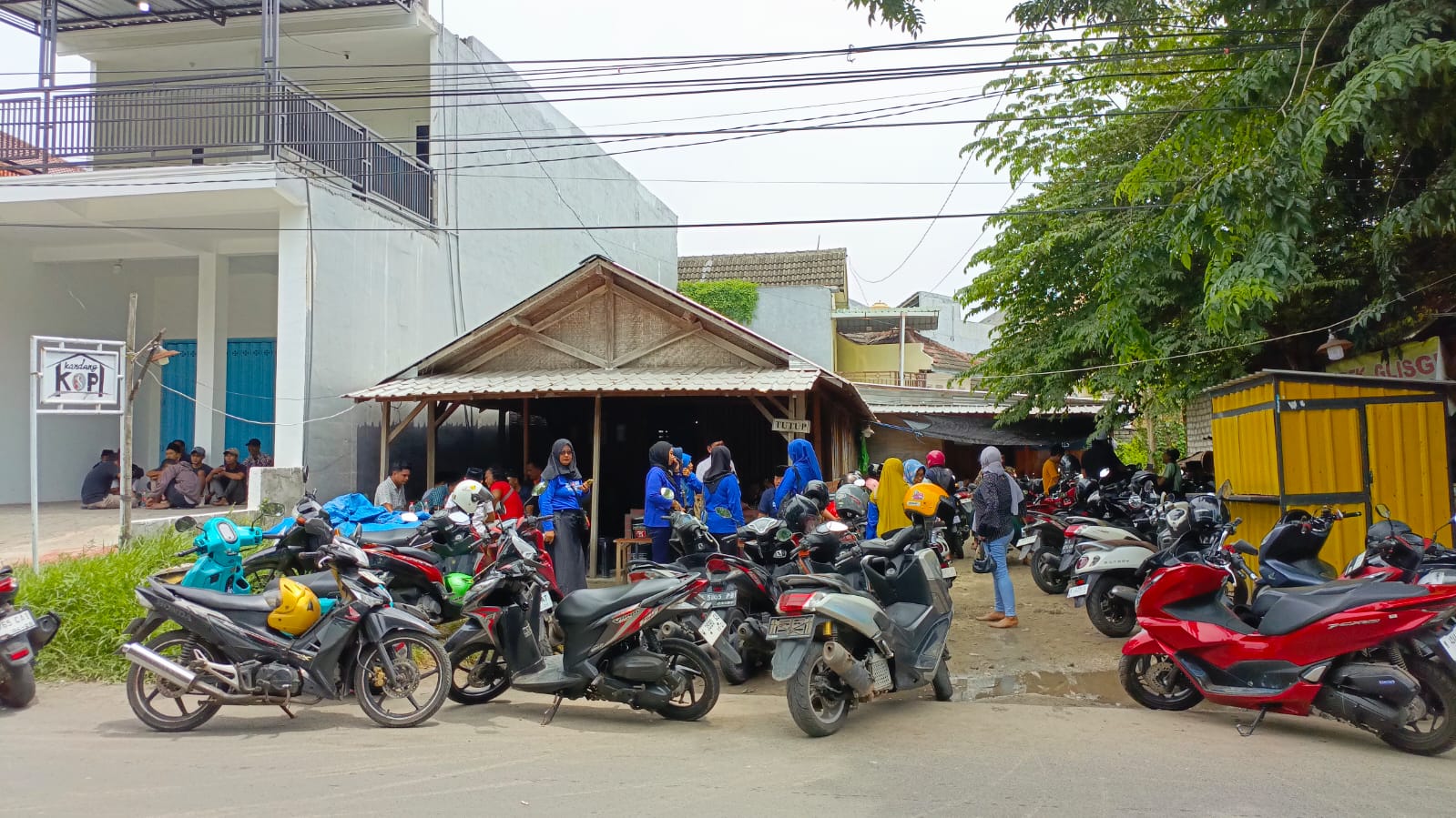 Rekapitulasi Suara Pilkada Bangkalan, Berkah bagi Cafe dan Pedagang Kaki Lima