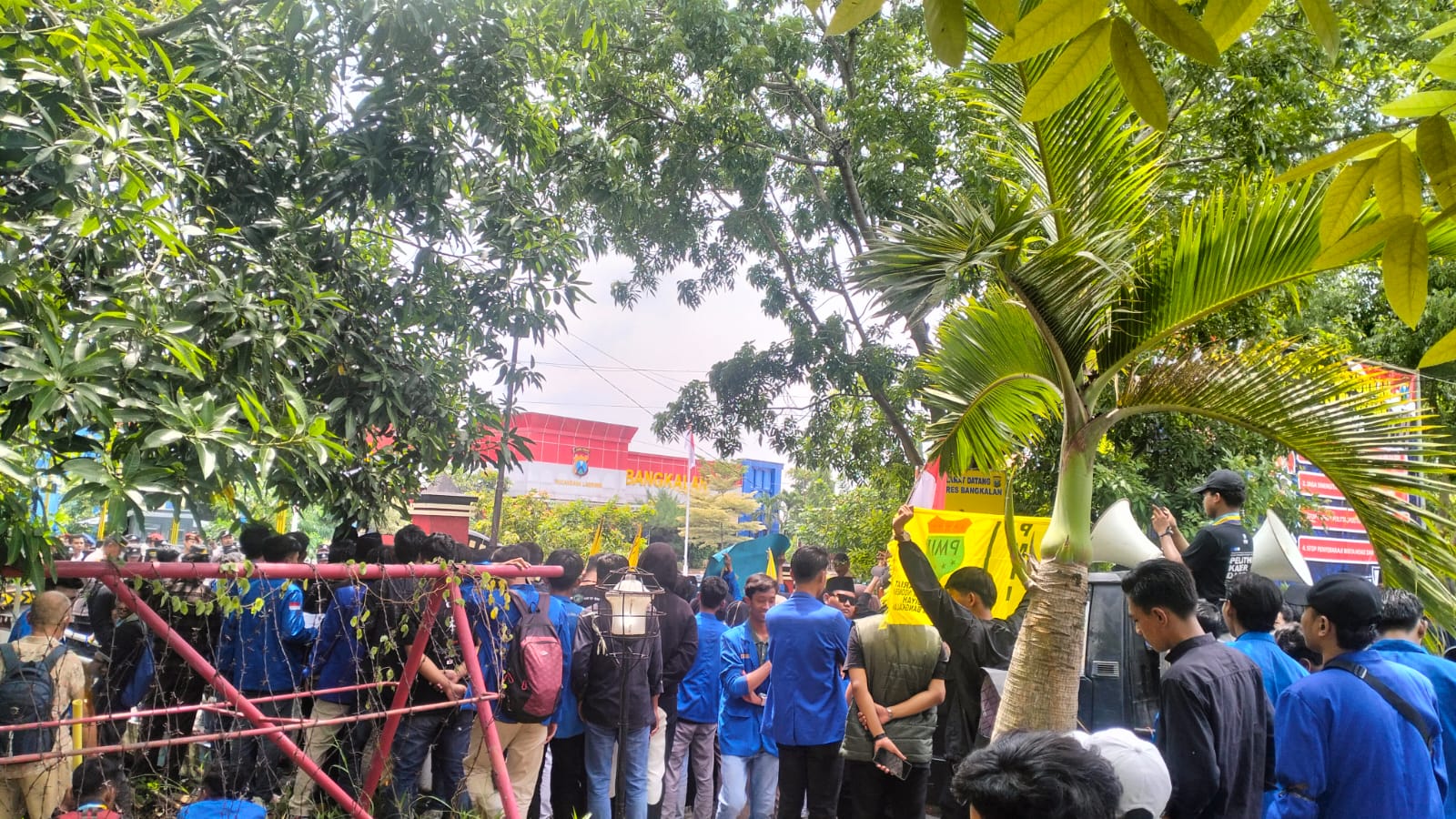 Ratusan Mahasiswa Demo Polres Bangkalan, Tuntut Pelaku Pembunuhan EN Dihukum Mati