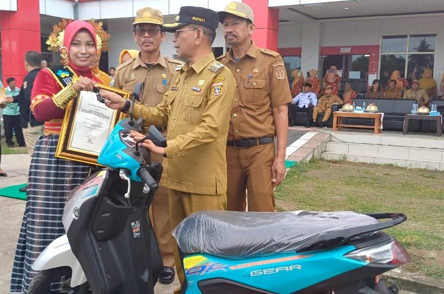 Bidan Teladan ‘Dihadiahi” Motor, Hadiah Ditarik Lagi Seusai Upacara