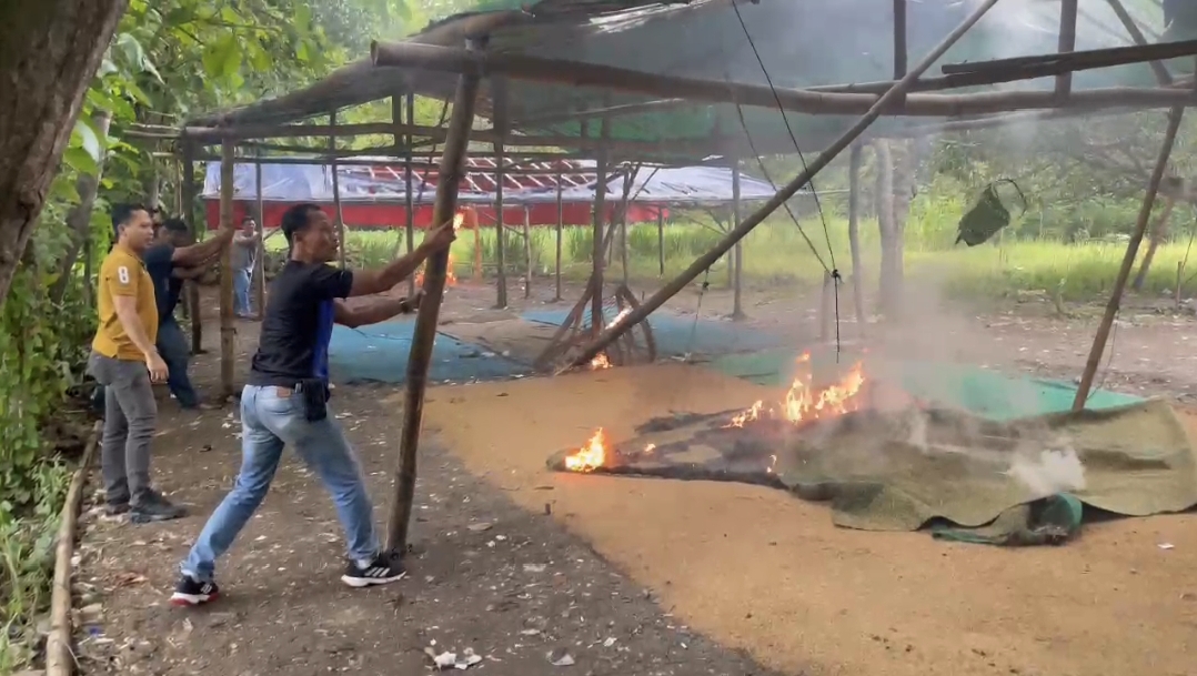 Polres Bangkalan Bubarkan Arena Judi Sabung Ayam di Desa Serabi Barat