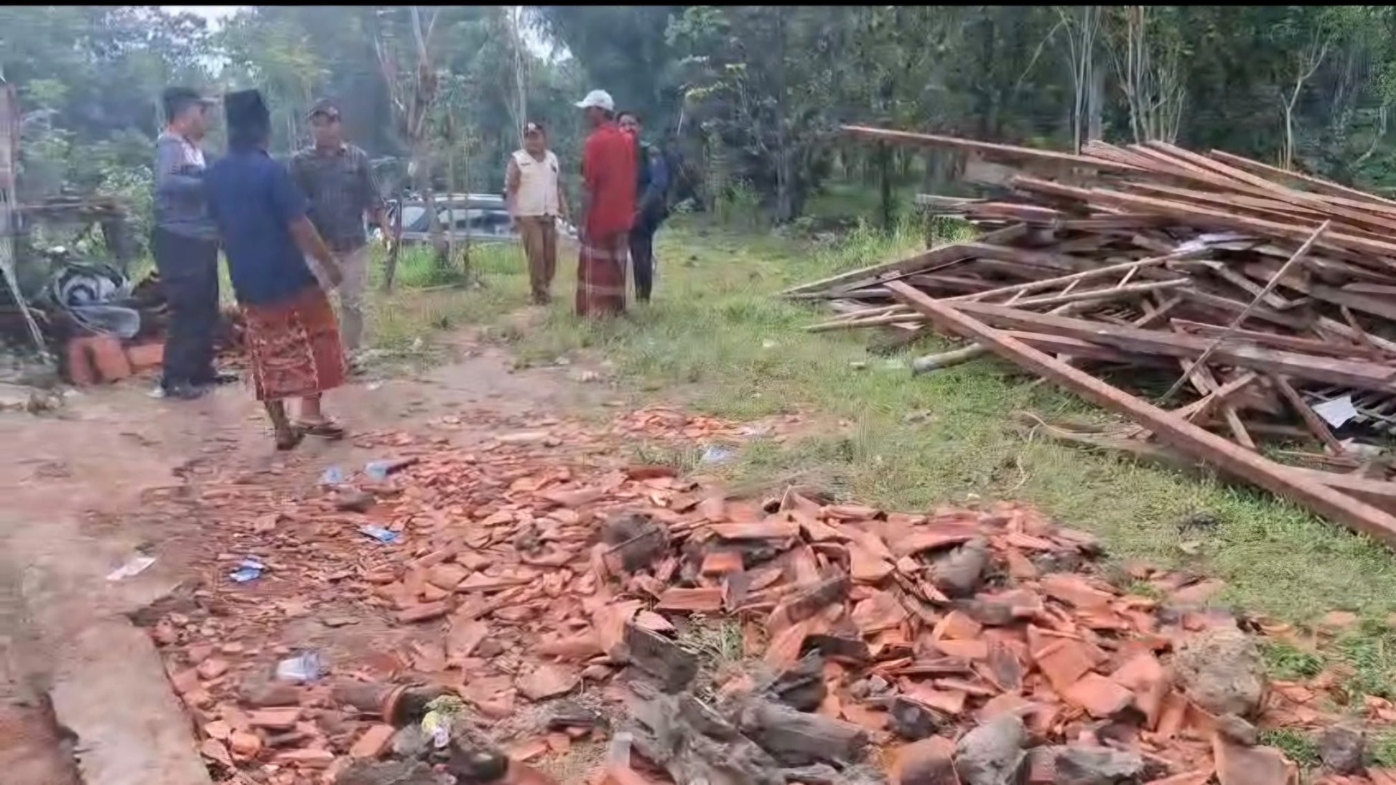 Akibat Diterjang Puting Beliung, Satu Rumah di Modung Ambruk