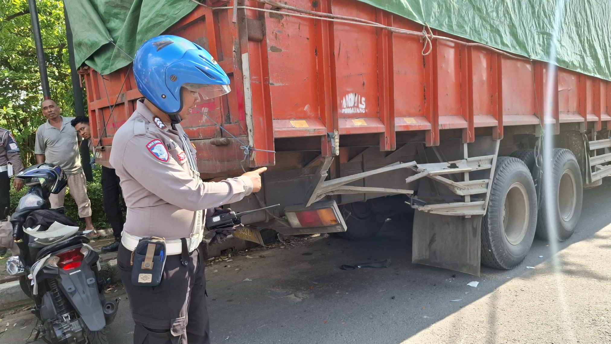 Diduga Kelelahan, Warga Surabaya  Hantam Fuso yang Sedang Parkir