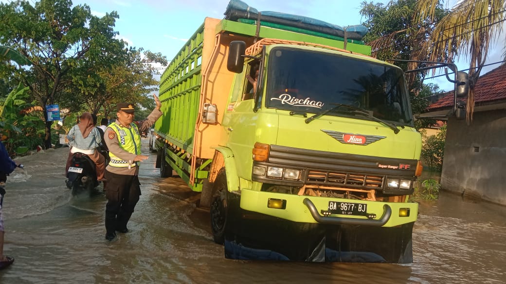 Puluhan Rumah di Bangkalan Terendam Banjir, Lalu Lintas Terganggu