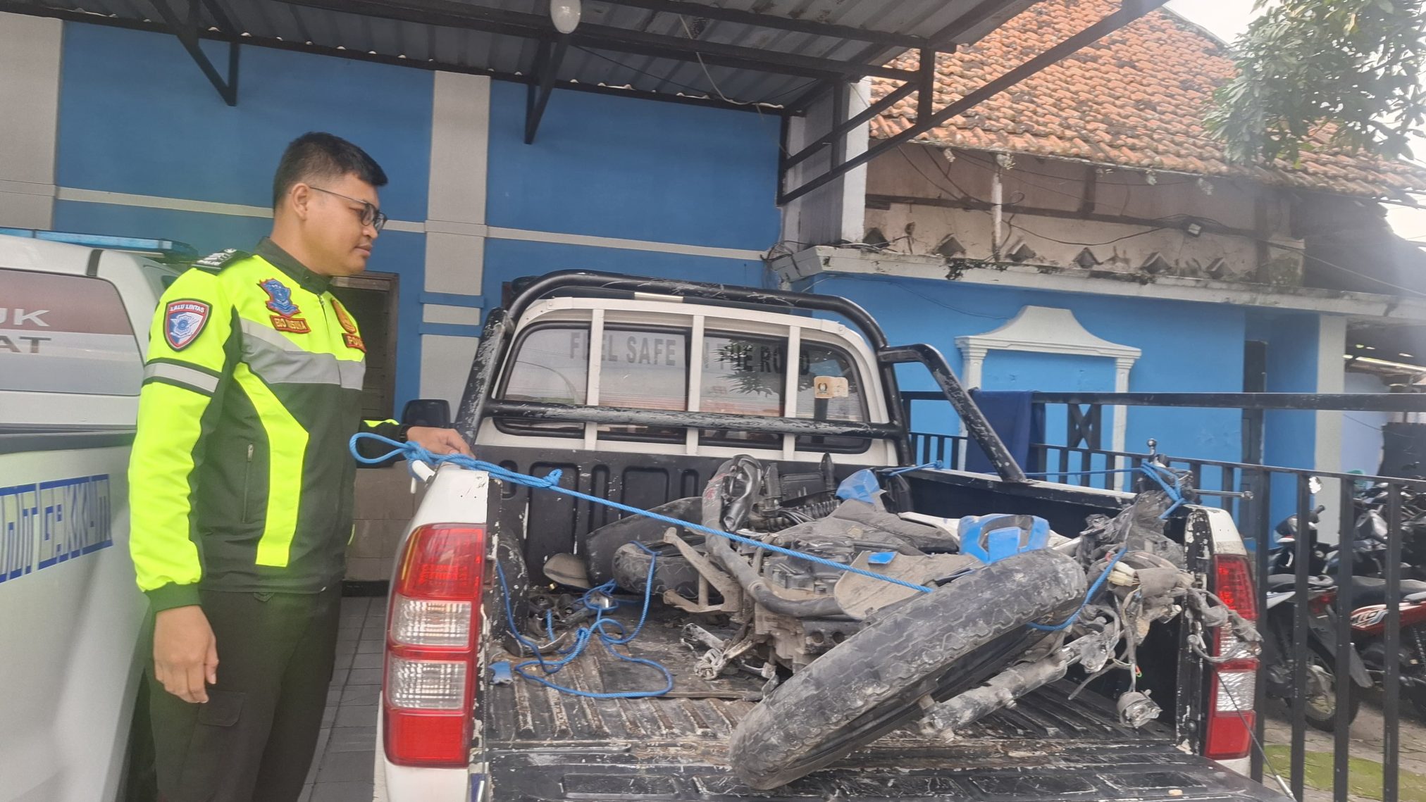 Petugas PLN Bangkalan Patah Tulang dalam Kecelakaan “Adu Banteng” dengan Bus Akas