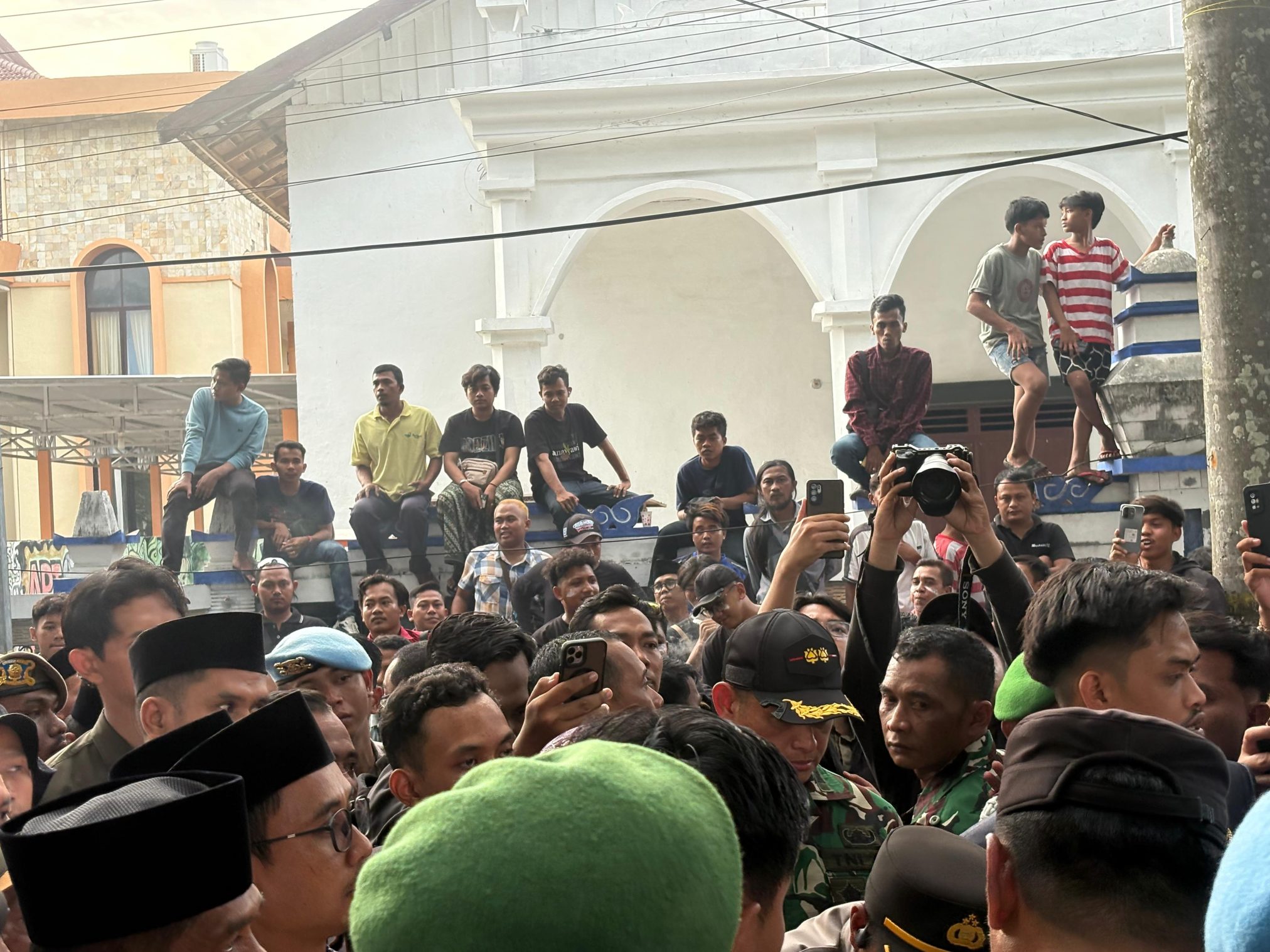 Ketua DPRD Sampang Tak Temui Massa Aksi, Korlap Sindir: Takut Namanya Dihapus dari Kartu Keluarga