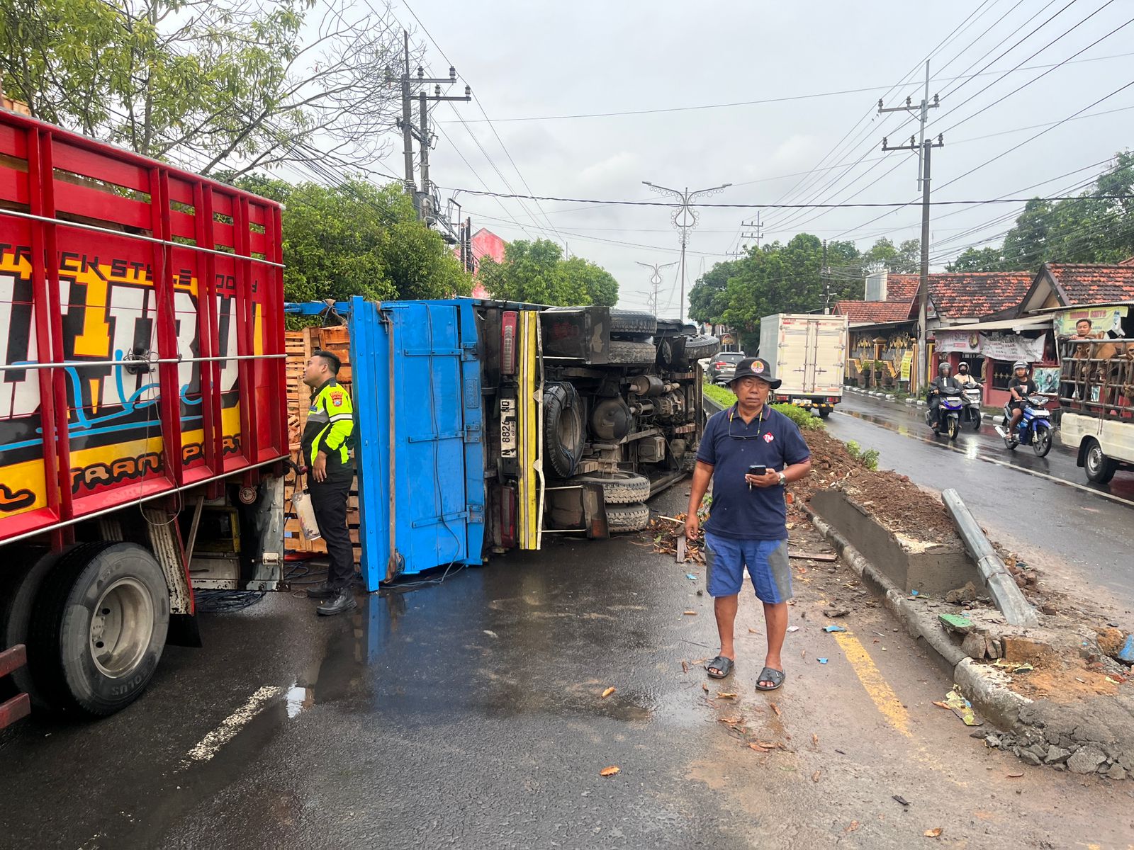 Truk Bermuatan Kayu Palet Terguling di Bangkalan