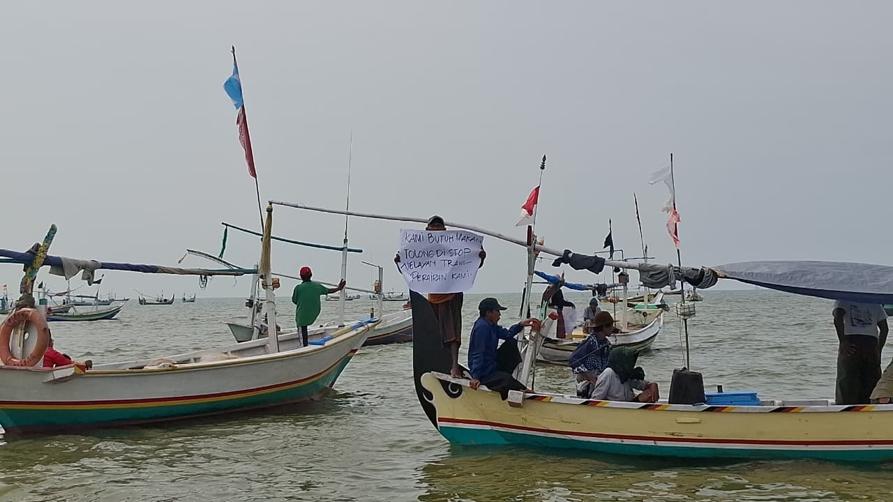 Nelayan Bangkalan Protes Maraknya Penggunaan Jaring Trawl oleh Nelayan Luar